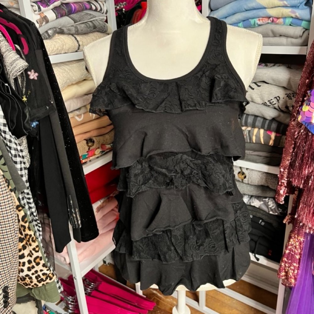BLACK LACE RUFFLE TANK